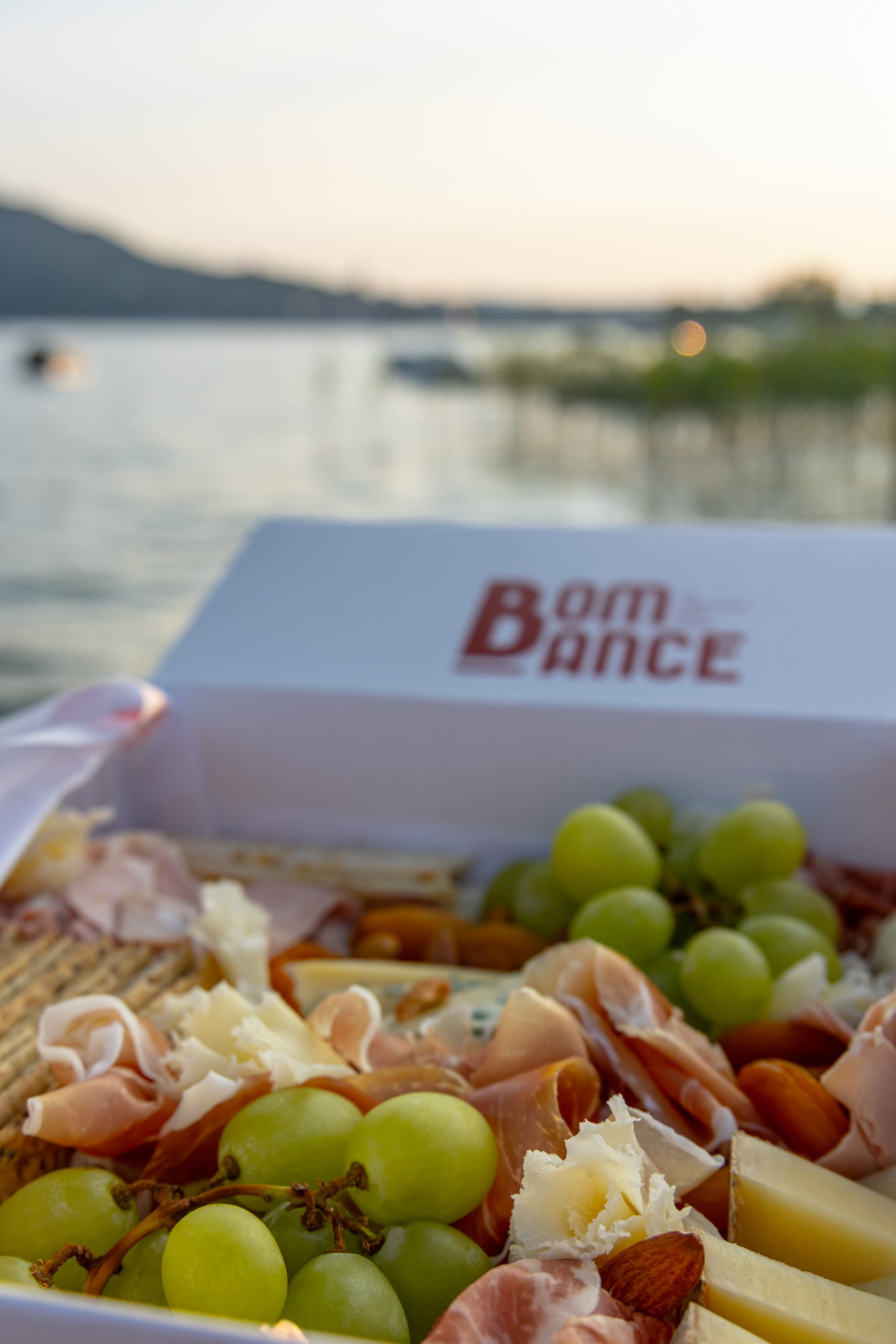 Box apéro présentée au bord du lac d'Annecy