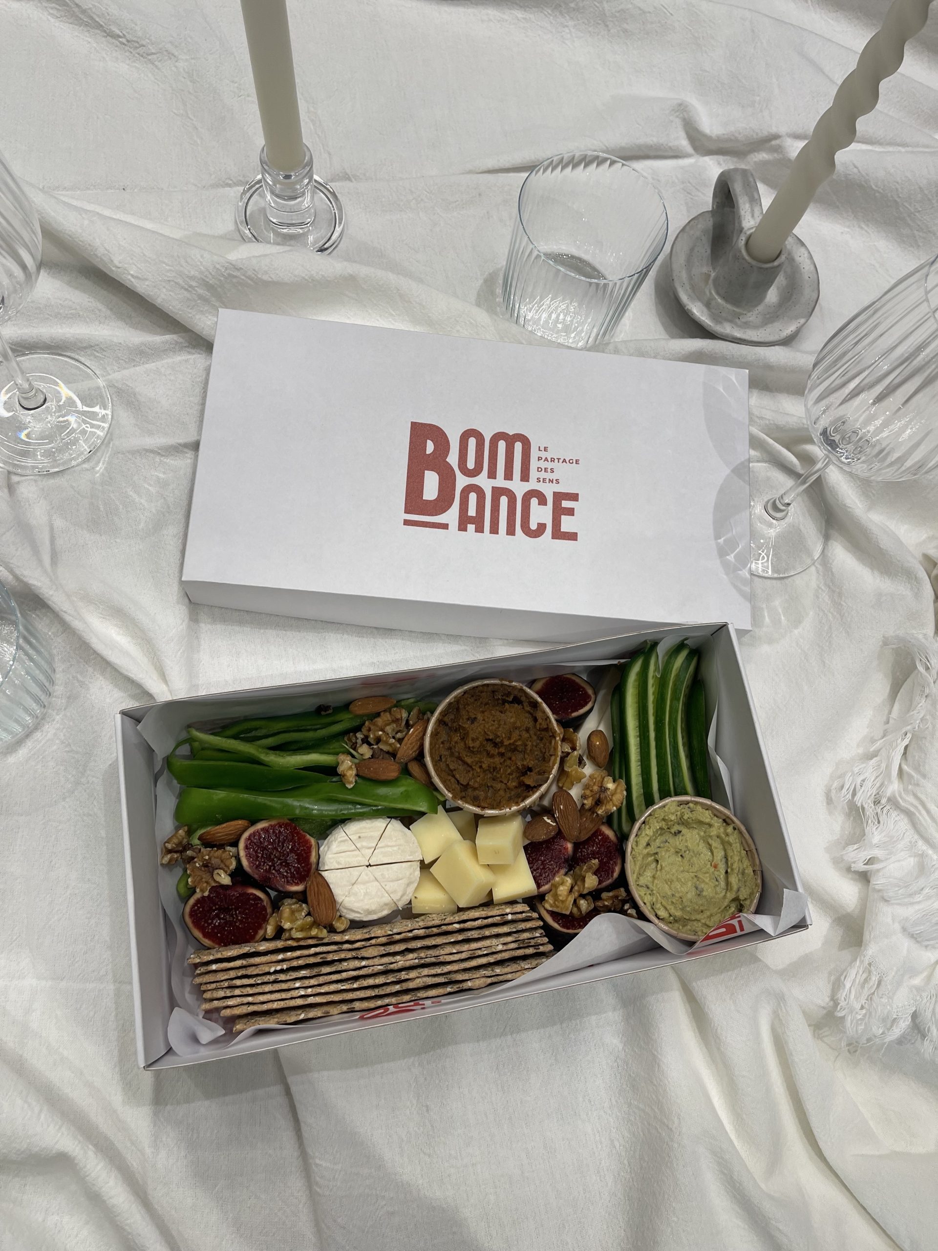 Box apéro disposé sur une nappe blanche