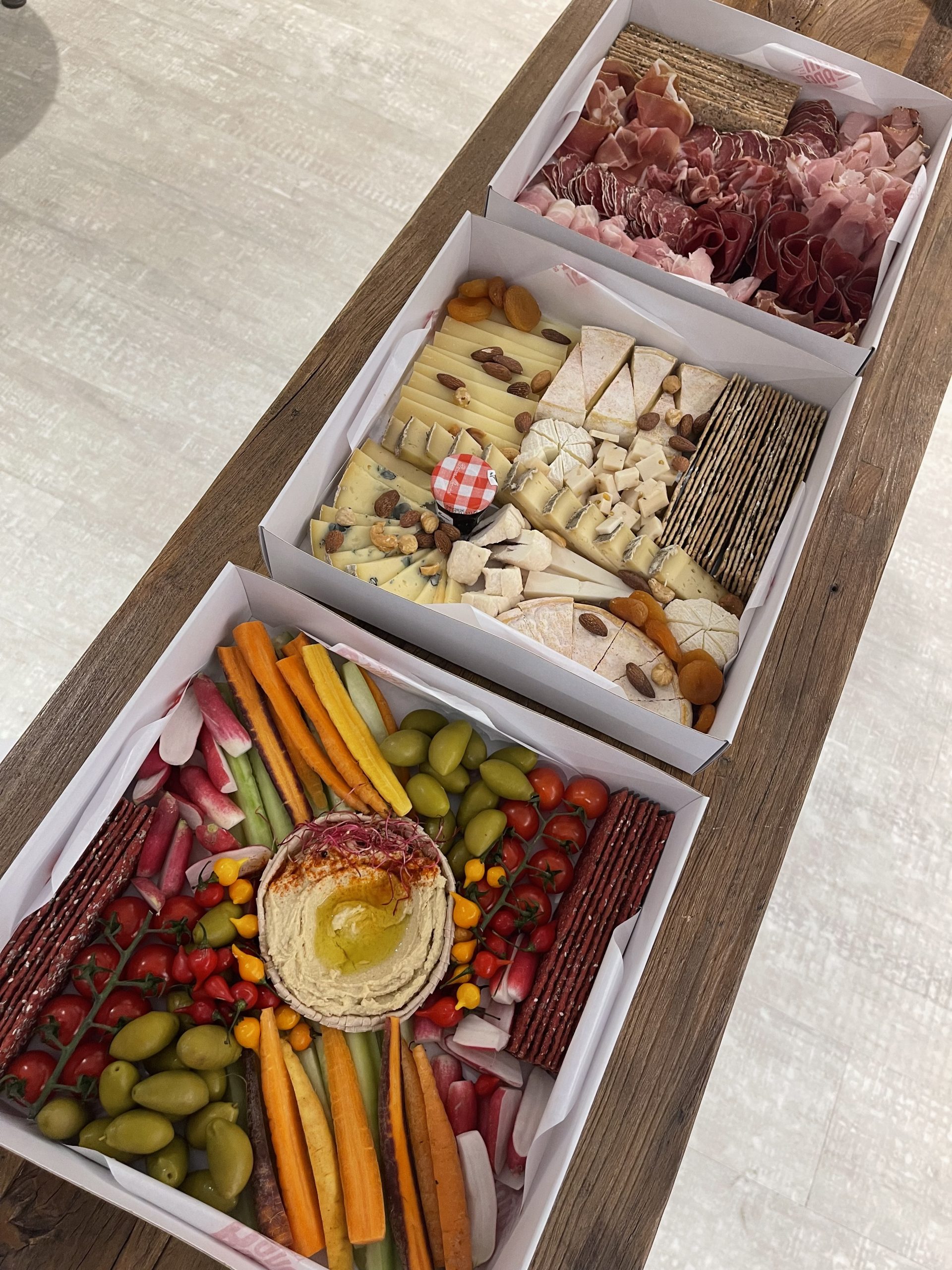 3 box apéros avec fruits légumes apéritifs comme tomates, olives, carottes fromages et charcuteries