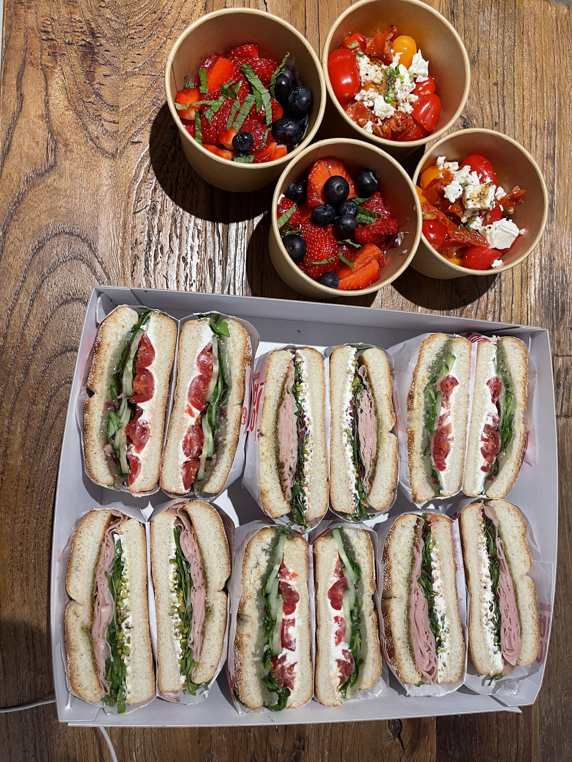 Sandwichs avec entrées, desserts et salade de fruits