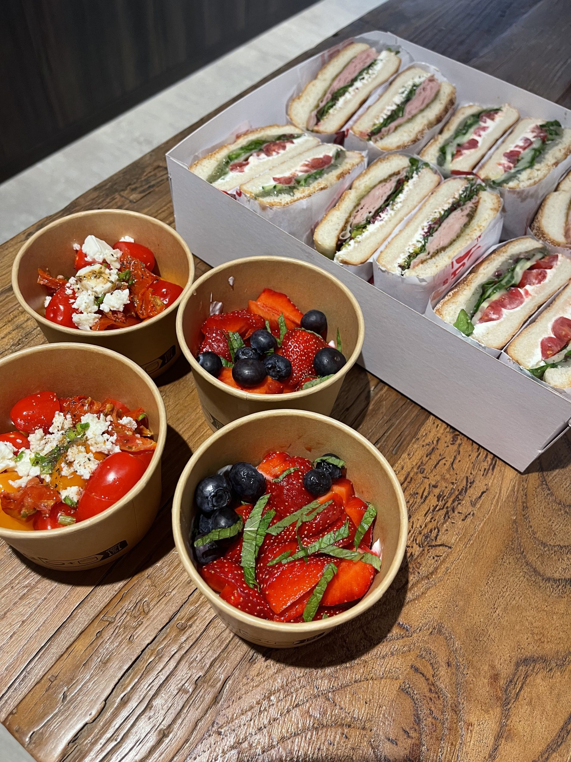 Vue d'ensemble avec entrées, desserts et sandwichs